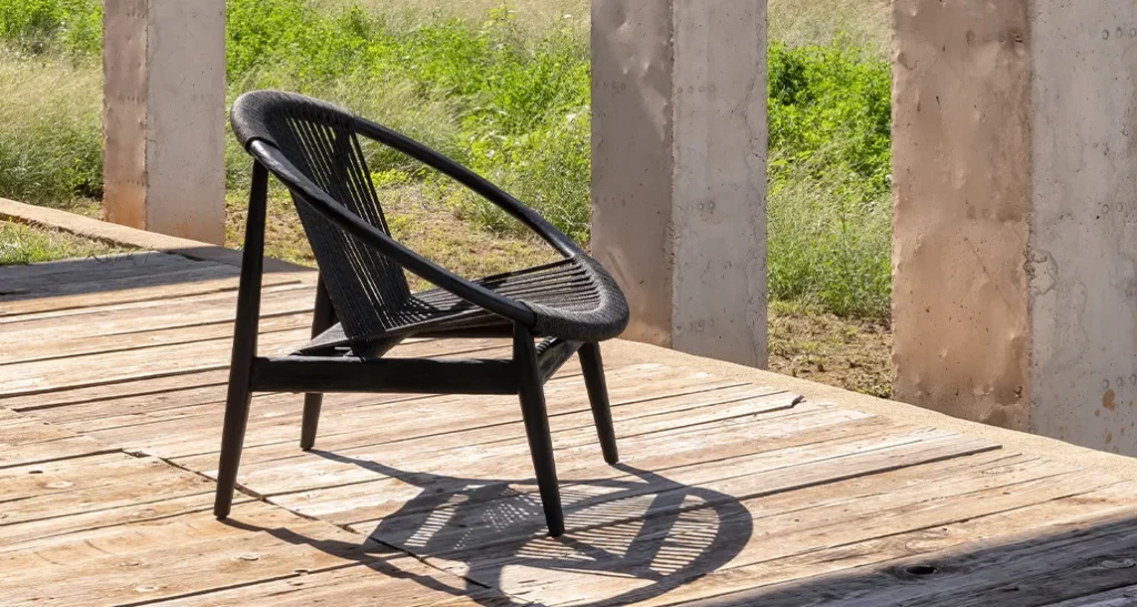 Frida lounge chair is a contemporary outdoor lounge chair with teak and rope structure and is suitable for contract and hospitality projects.