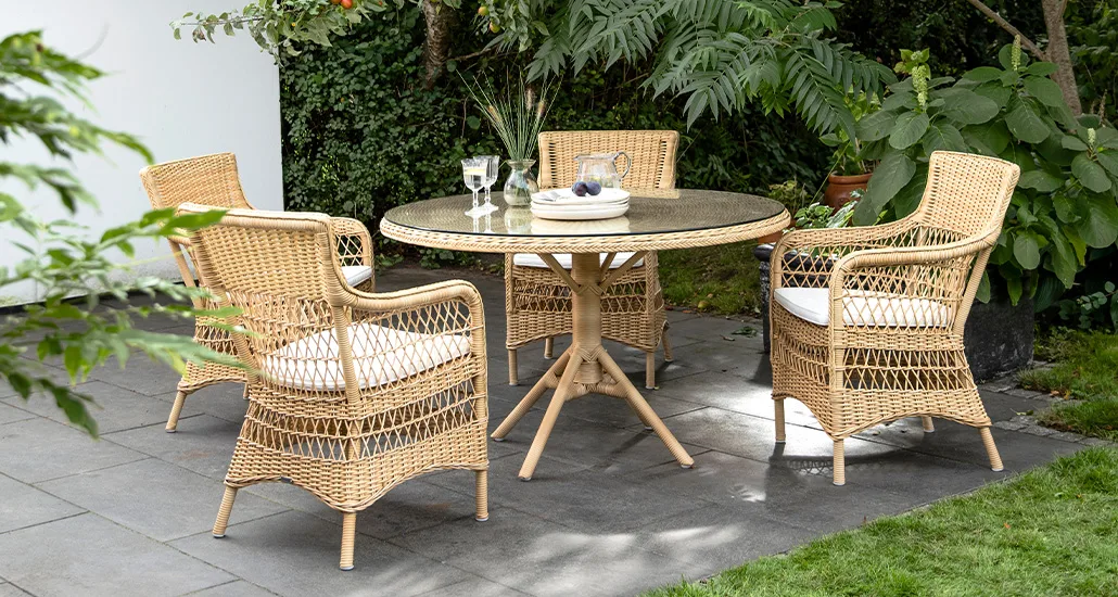 Grace table is a contemporary outdoor dining table made of aluminum and artfibre suitable for hospitality settings