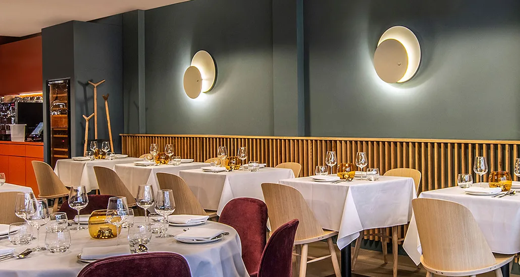 eclipsi wall lamp is a contemporary LED wall lamp wit metal structure placed in a contract hospitality living room