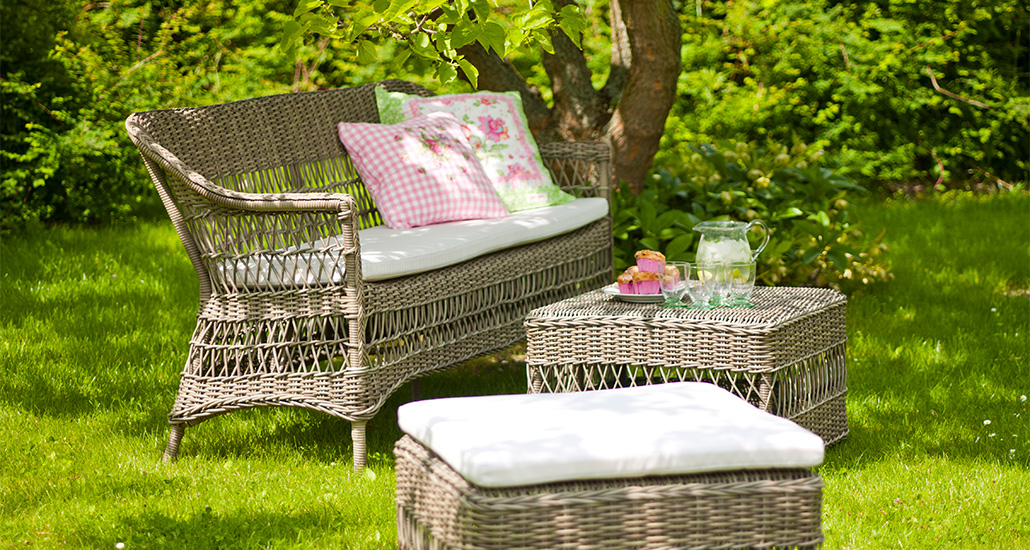 charlot 3 seater sofa is a outdoor garden sofa made of alu-rattan wicker suitable for hospitality settings