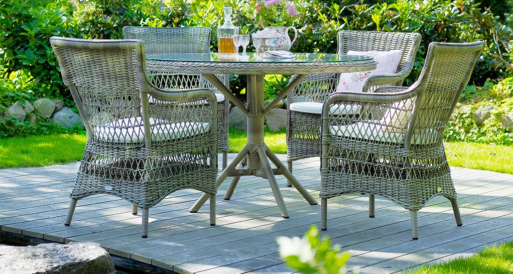grace table is a contemporary outdoor dining table made of aluminum and artfibre suitable for hospitality settings