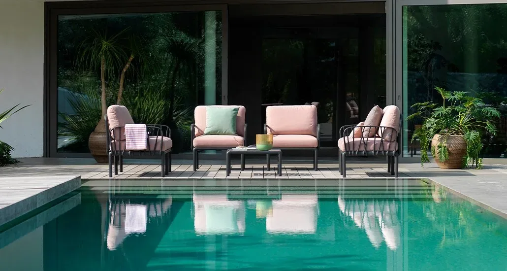 nardi komodo lounge chair looks really beautiful by the pool. the chair is available in a variety of colors and is an excellent choice for outdoor living.