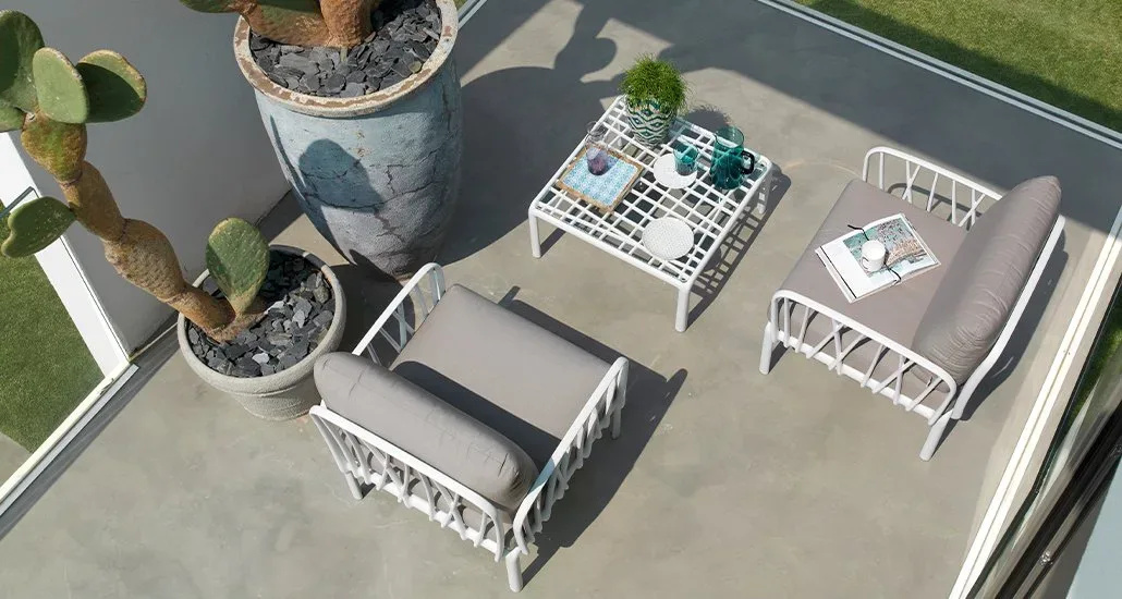 the nardi komodo lounge chair is a great companion for outdoor relaxation. here we see an aerial shot of it along with a coffee table.