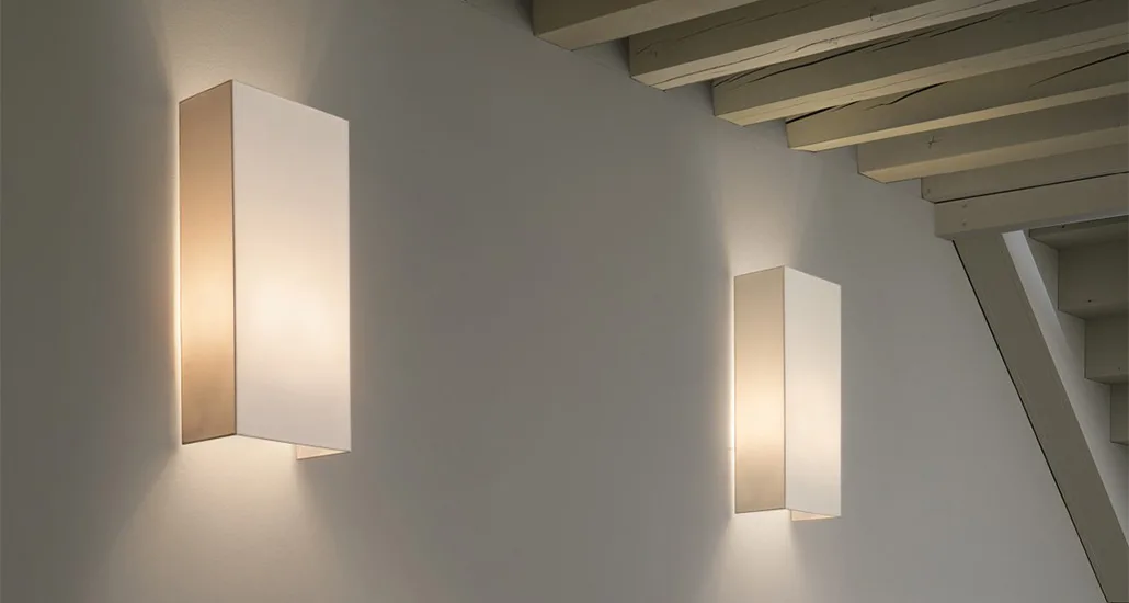 Rettangolo wall lamp is a contemporary wall lamp with fabric lampshade and is suitable for hospitality and contract projects