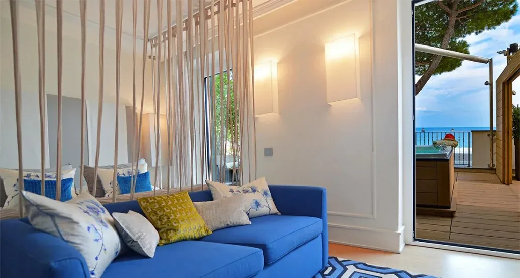 Rettangolo wall lamp is a contemporary wall lamp with fabric lampshade and is suitable for hospitality and contract projects