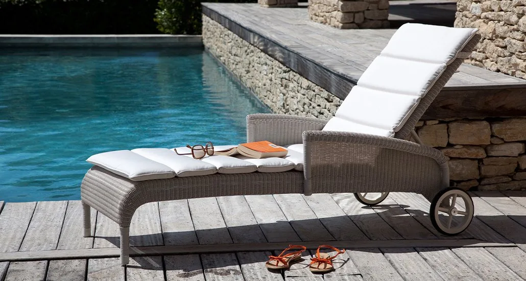 Safi sunlounger with arms