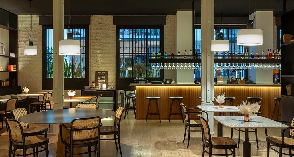 Cyls suspension lamp is a contemporary suspension LED pendant lamp with fabric lampshade and is suitable for hospitality, contract and residential projects.