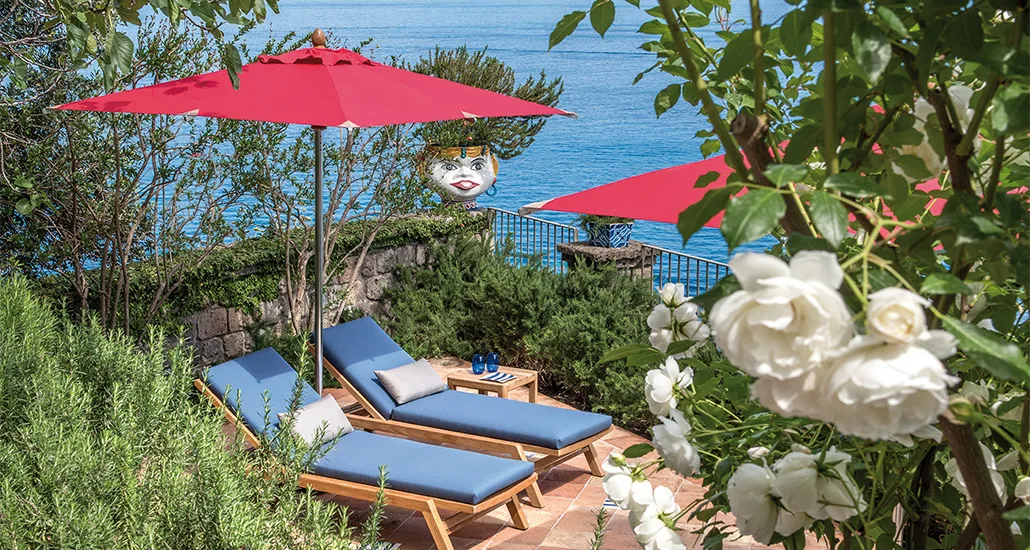 free parasol by ethimo is a contemporary outdoor polyester umbrella with aluminium stand and is suitable for hospitality projects