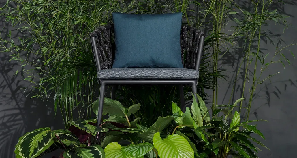 Leo dining chair is a contemporary outdoor dining chair with structure made of aluminium and rope and is suitable for hospitality and contract projects