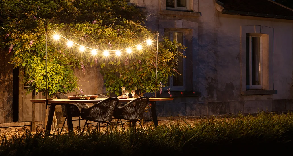 Light my table is a contemporary LED outdoor lamp made of cable and steel and is suitable for hospitality and contract projects