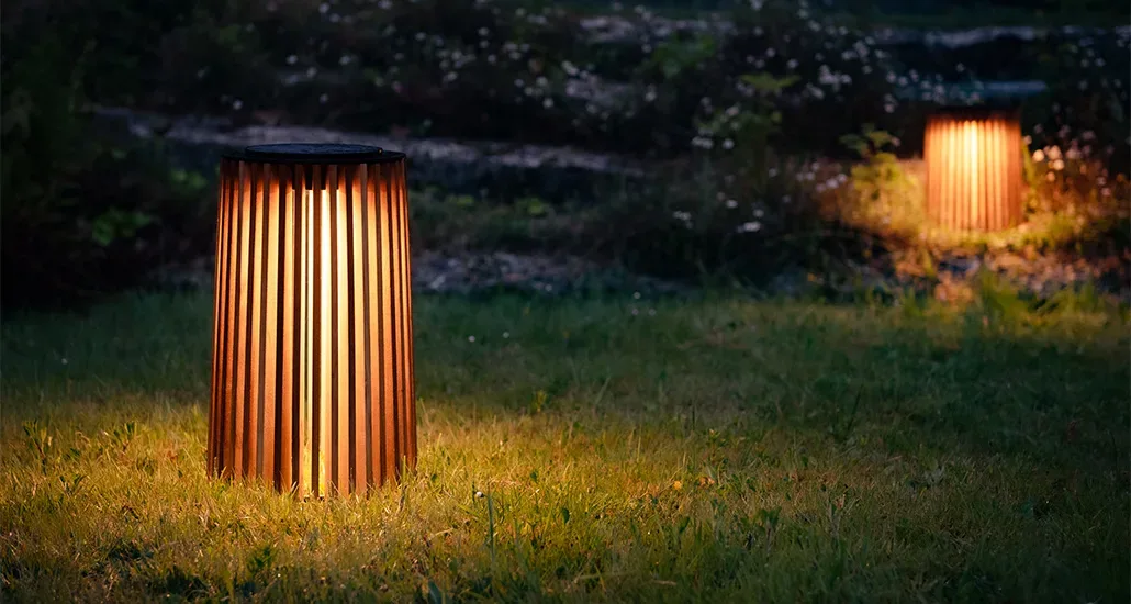 Maya lamp is a contemporary solar outdoor lamp with aluminium and teak structure and is suitable for hospitality and contract spaces.