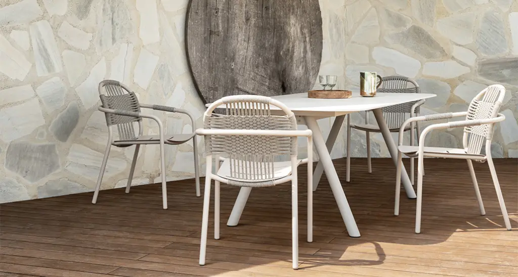 cleo dining chair is a contemporary outdoor dining chair with rope seat and aluminium frame and is placed in a contract hospitality setting