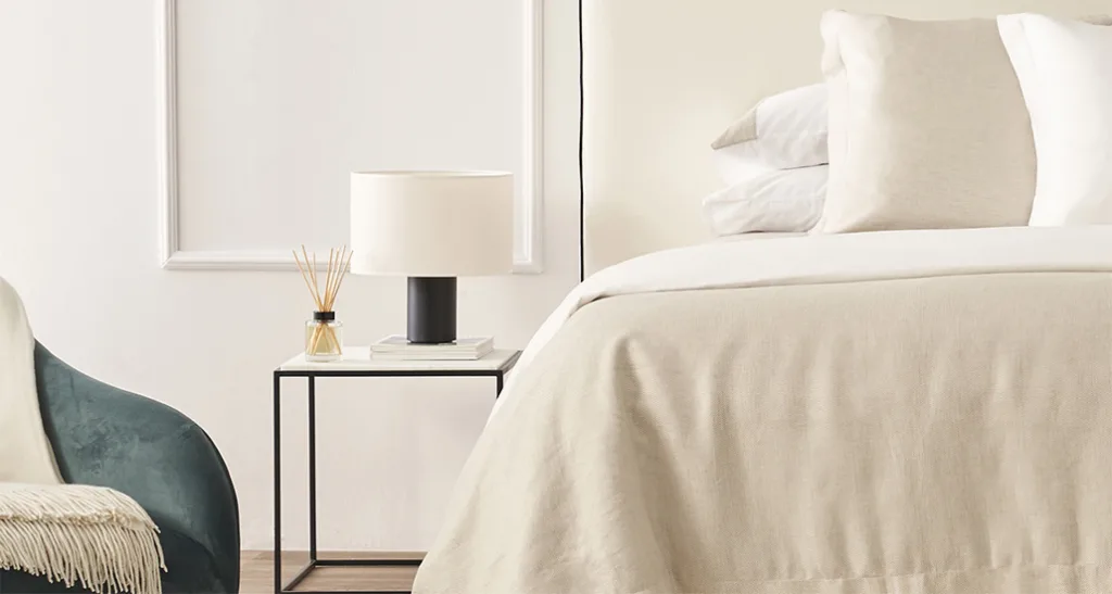 Cyls table lamp is a contemporary LED table lamp with metal base and is suitable for hospitality and residential projects.