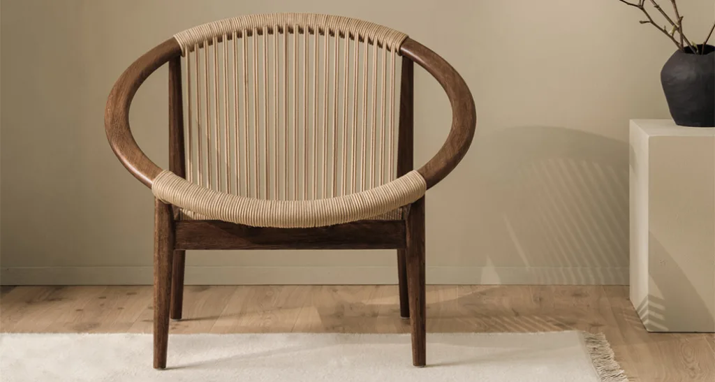 the norma lounge chair is a contemporary chair composed of solid oak. it as tactile rope for its backrest and seat.