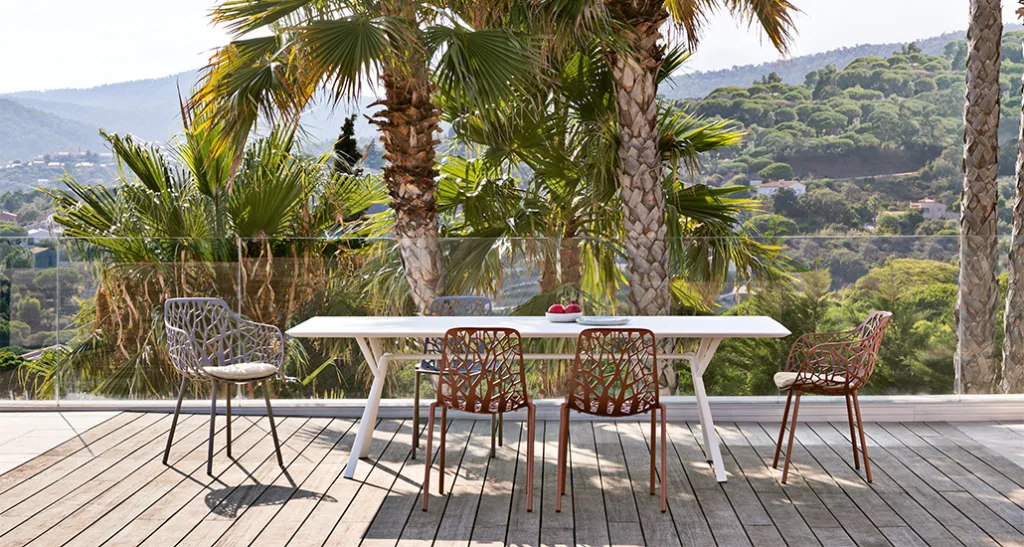 radice quadra dining table is a contemporary outdoor dining table with aluminium frame and is suitable for contract and hospitality projects