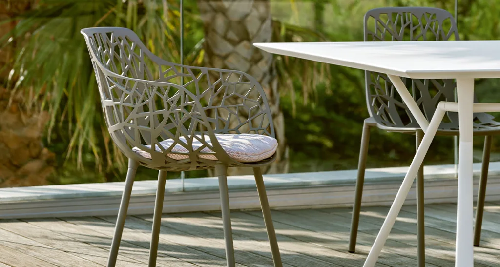 Radice quadra dining table is a contemporary outdoor dining table with aluminium frame and is suitable for contract and hospitality projects