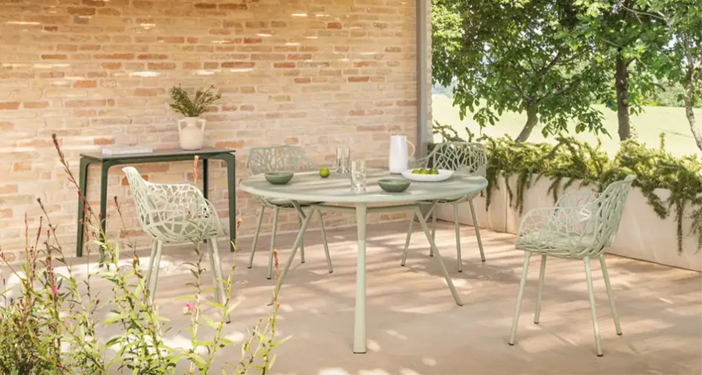 radice quadra round table is a contemporary outdoor dining table made of aluminium structure and is suitable for hospitality and contract projects.