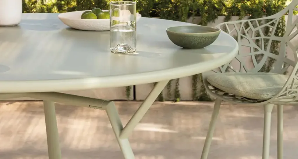 radice quadra round table is a contemporary outdoor dining table made of aluminium structure and is suitable for hospitality and contract projects.