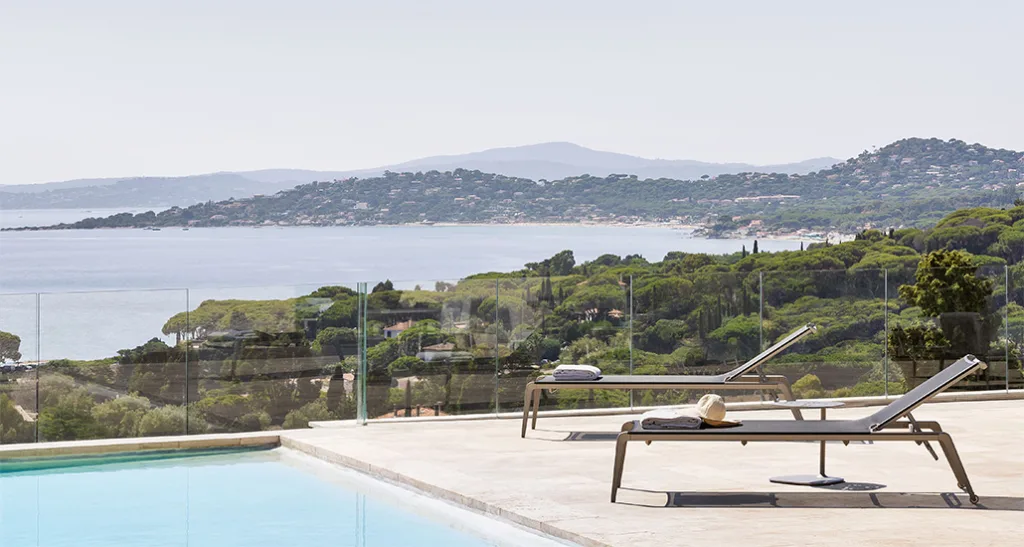 Ushuaia sunlounger is a contemporary sunlounger with aluminium structure and is suitable for contract and hospitality projects.