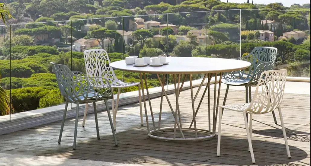 Wild round table is a contemporary outdoor dining table with aluminium structure and is suitable for hospitality and contract spaces.