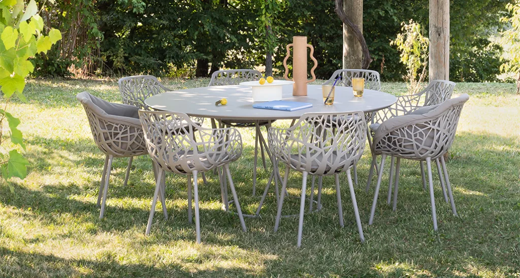 wild round table is a contemporary outdoor dining table with aluminium structure and is suitable for contract and hospitality projects