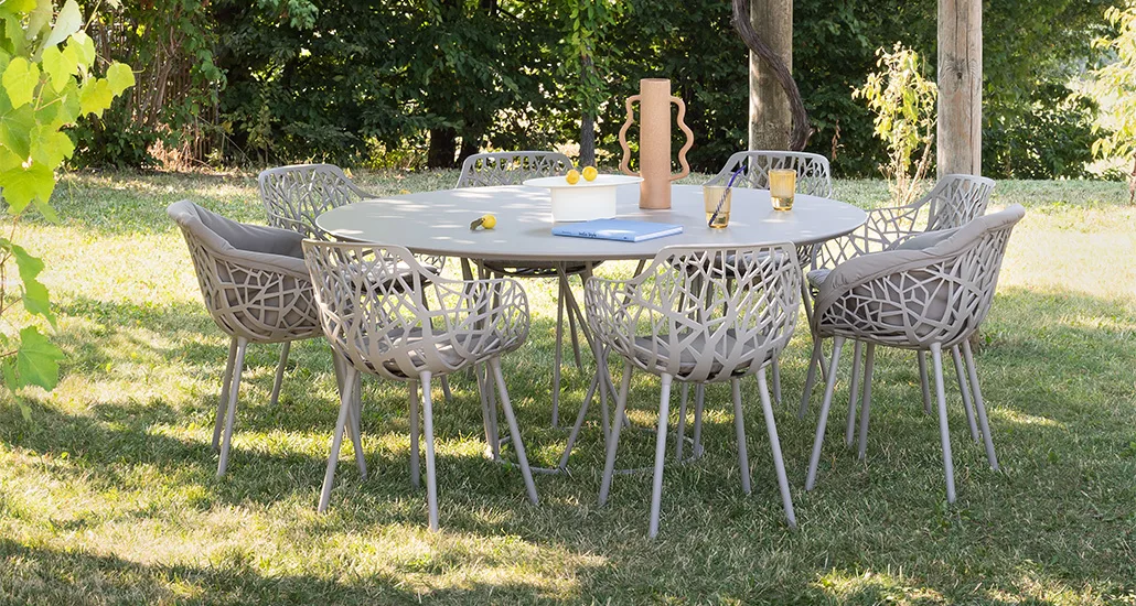 Wild round table is a contemporary outdoor dining table with aluminium structure and is suitable for contract and hospitality projects