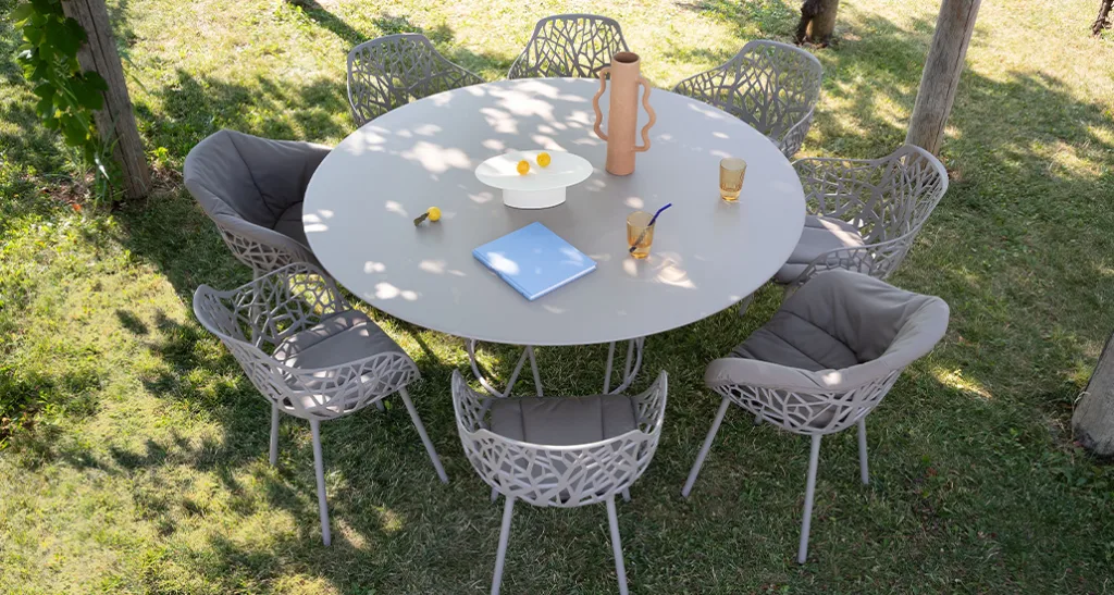 Wild round table is a contemporary outdoor dining table with aluminium structure and is suitable for contract and hospitality projects