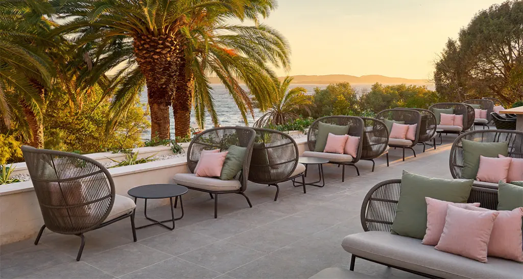 Kodo Cocoon by Vincent Sheppard is a contemporary outdoor lounge chair and aluminium frame and rope and is placed in the contract hospitality spaces.