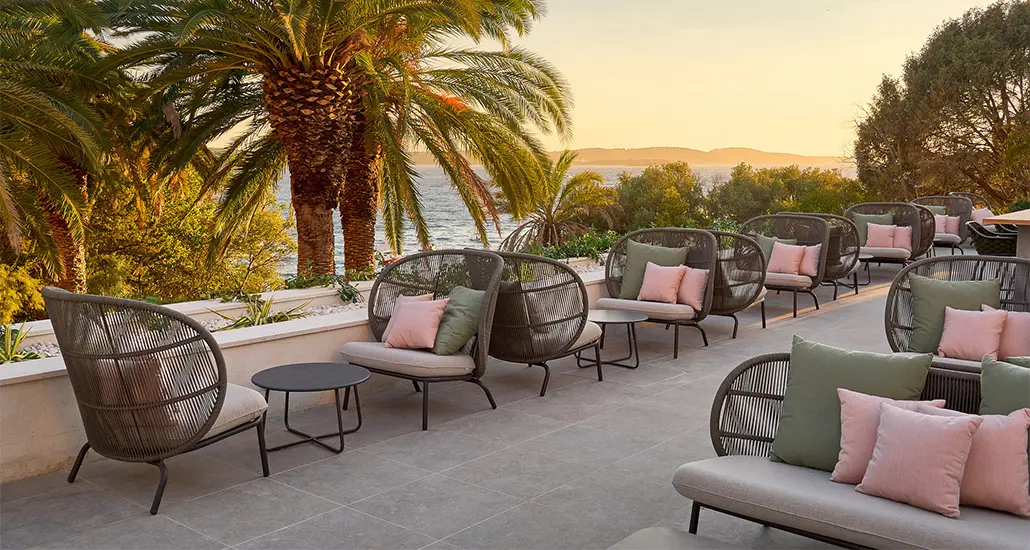Kodo Cocoon by Vincent Sheppard is a contemporary outdoor lounge chair and aluminium frame and rope and is placed in the contract hospitality spaces.