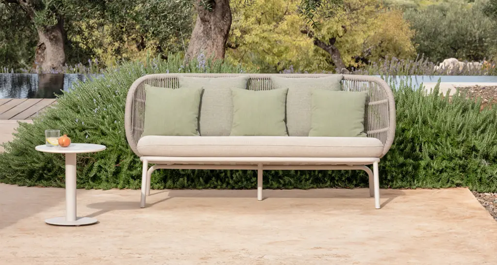 kodo lounge sofa is a contemporary outdoor lounge sofa with aluminium and rope frame and is placed in hospitality contract outdoor space.