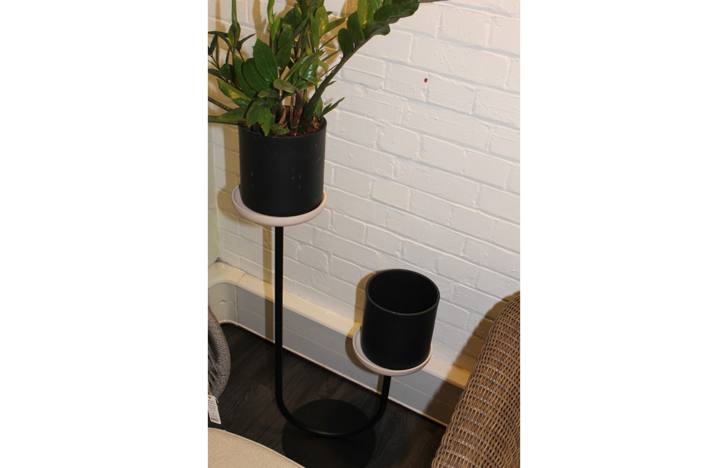Cigales (low flower pot with black ceramic vase) by Miniforms, Italy